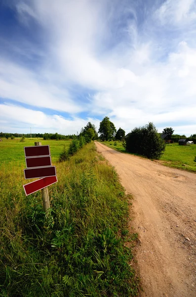 Carretera con señales en blanco y un paisaje rural clásico —  Fotos de Stock