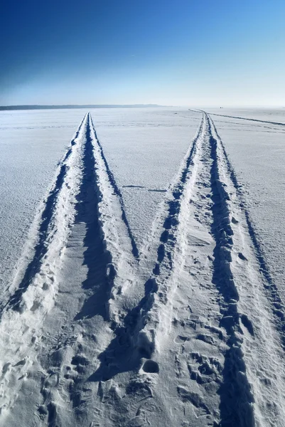 Een weg op een bevroren meer — Stockfoto