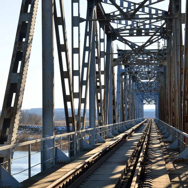 Vecchio ponte ferroviario d'epoca sul fiume — Foto Stock