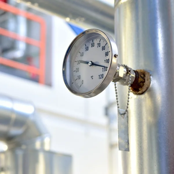Termômetro industrial na sala da caldeira — Fotografia de Stock