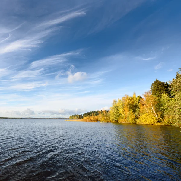 湖景观在秋天的季节 — 图库照片