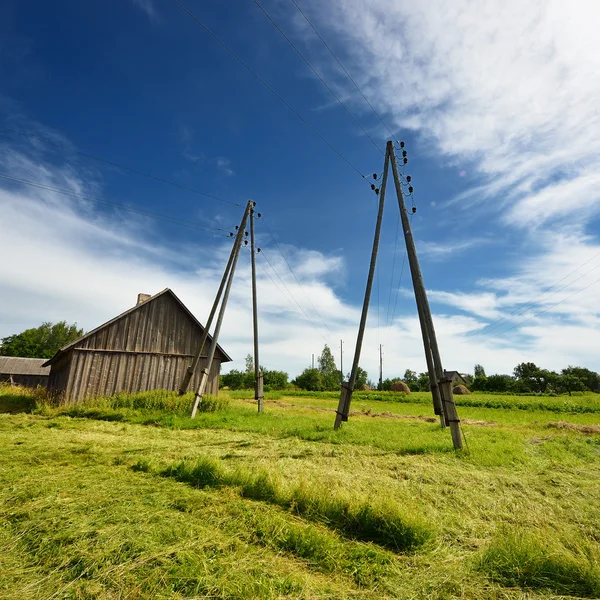 Klasický krajiny krajiny. zelené pole proti modré obloze — Stock fotografie