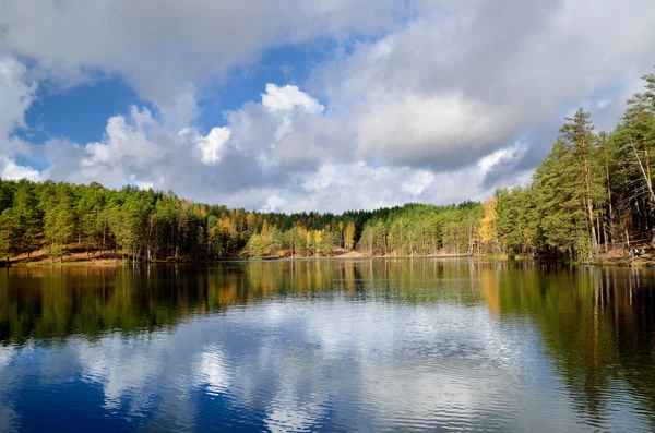 Paisagem do lago durante a época de Outono — Fotografia de Stock