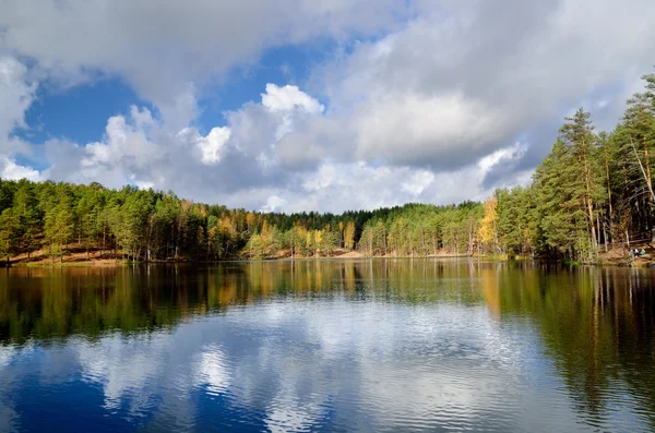 Lake landschap tijdens de val seizoen — Stockfoto