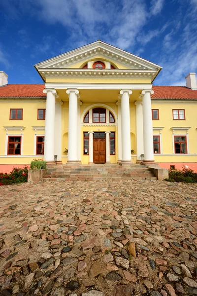 Antigua mansión del antiguo imperio ruso. Castillo de Durbes, Letonia —  Fotos de Stock
