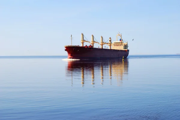 Cargo ship sailing in still water — Stock Photo, Image