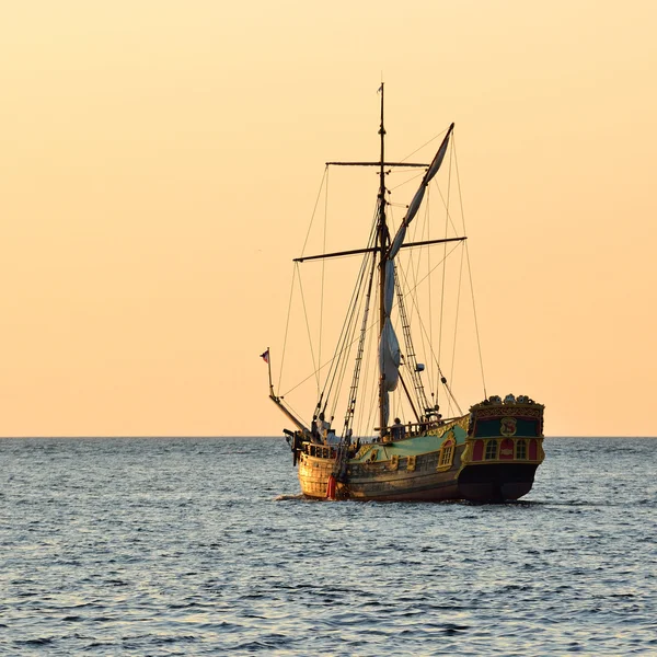 Старий історичний вітрильний корабель на сугнеті — стокове фото