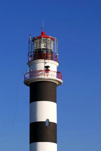 Aydınlık yaz günü deniz feneri — Stok fotoğraf