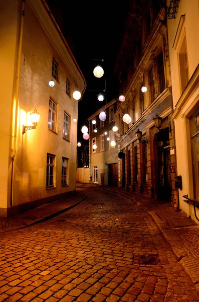 Narrow street in Old Riga with lanterns — Stock Photo, Image