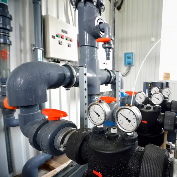 Barómetros industriais e tubos de água na sala de caldeiras — Fotografia de Stock