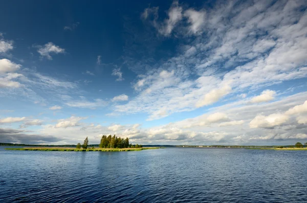 Paesaggio del lago in estate — Foto Stock