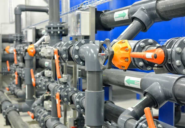 Nuevos tubos de plástico y equipos de colores en la sala de calderas industriales —  Fotos de Stock