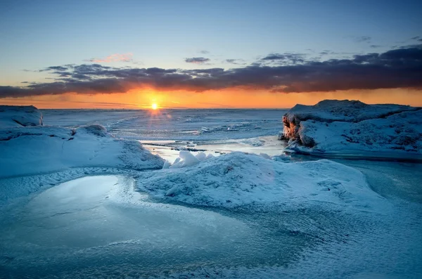 Coucher de soleil coloré au bord de la mer Baltique enneigée — Photo