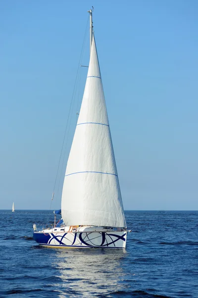 Biały żagiel jachtu, żeglarstwo. Riga, Łotwa — Zdjęcie stockowe