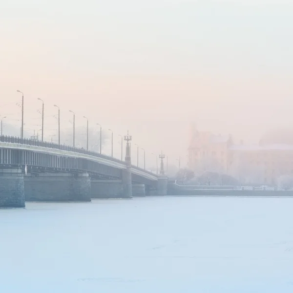 Panoráma města Riga s kamenný most v mlze — Stock fotografie