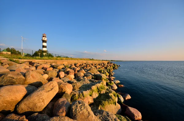 Baltık Denizi kıyısında deniz feneri Günbatımı ile. Riga, Letonya — Stok fotoğraf