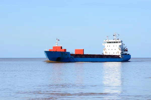 Vrachtschip varen in stilstaand water — Stockfoto