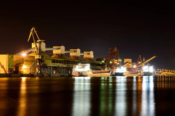 Puerto de carga por la noche. Ventspils terminal, Letonia — Foto de Stock