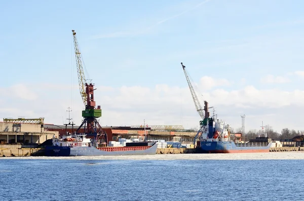 Vrachtschip laden in de haven — Stockfoto