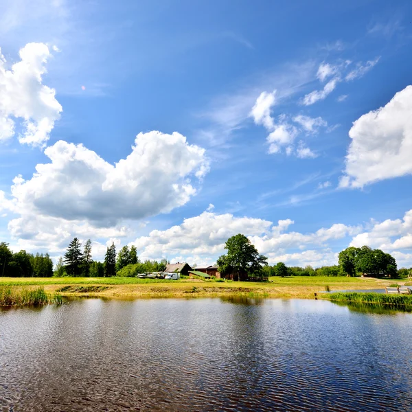 Klasické venkovské krajiny. jezero a dům — Stock fotografie