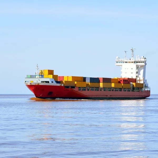 Buntes Fracht-Containerschiff segelt — Stockfoto