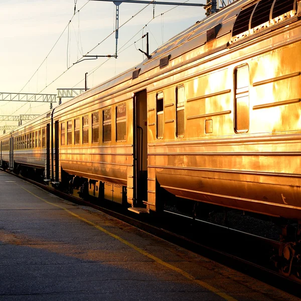 Treinen op het station bij de zonsopgang — Stockfoto