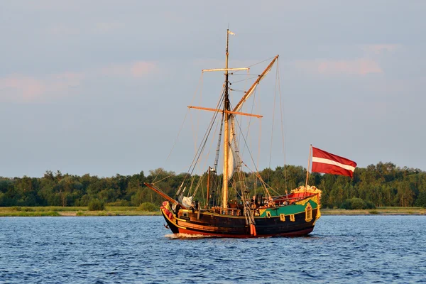 Παλιό ιστορικό ιστιοφόρο πλοίο στο ηλιοβασίλεμα — Φωτογραφία Αρχείου