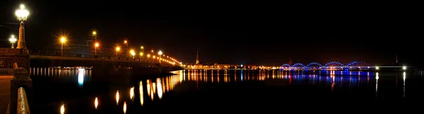 Noční panoramatické scény v Rize, Lotyšsko — Stock fotografie
