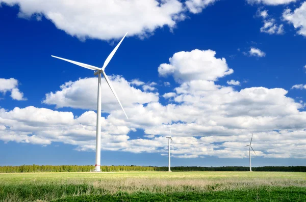 Turbinas eólicas no prado contra o céu azul — Fotografia de Stock