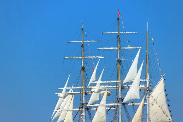 Close-up van een oude historische hoog schip masten met witte zeilen — Stockfoto