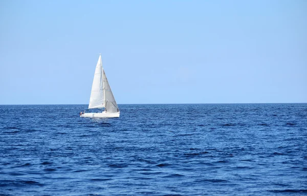白い帆ヨットのセーリングします。リガ、ラトビア — ストック写真