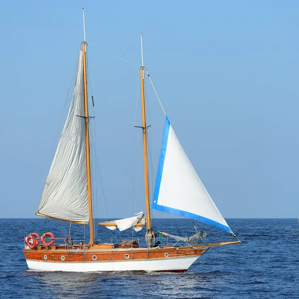 Oude historische hoog schepen (jachten) met witte zeilen in blauwe zee — Stockfoto