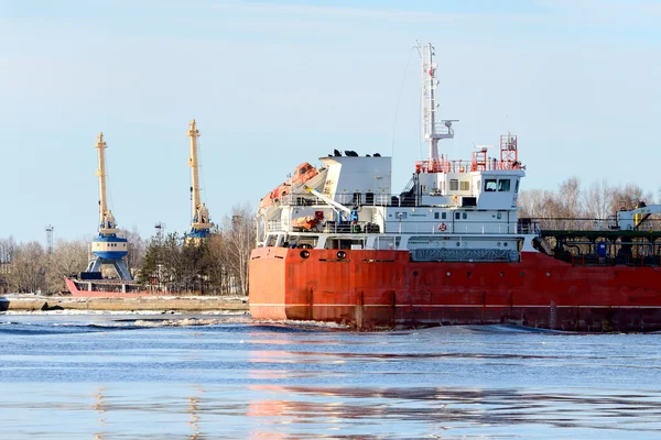 Nave da carico in partenza dal porto — Foto Stock