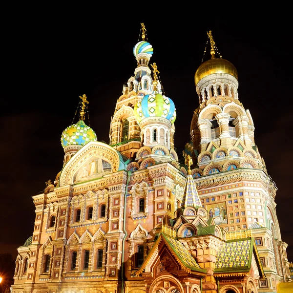 Kerk van de Verlosser op het bloed in sait petersburg per nacht — Stockfoto