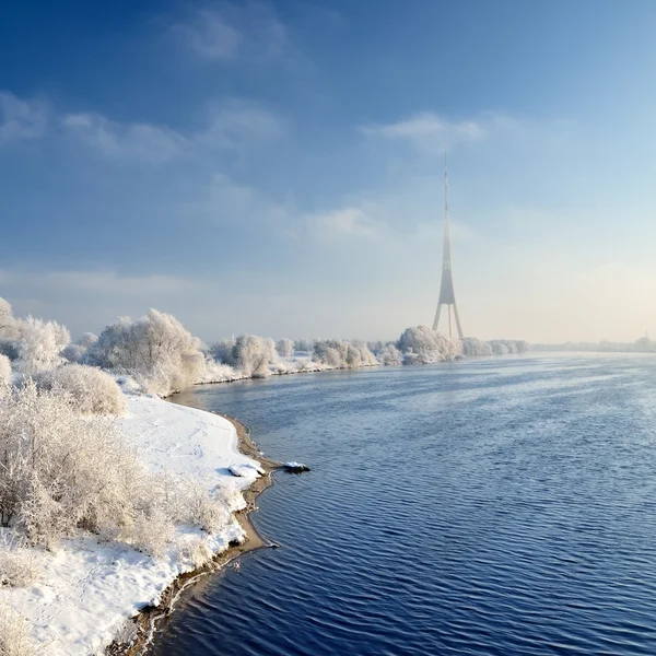 Winterlandschaft. Daugava Fluss und Fernsehturm — Stockfoto