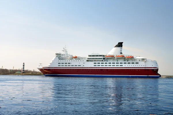 Cruise ferry ship sailing in still water — Stock Photo, Image