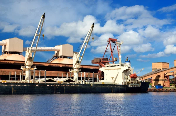 Frachtschiffverladung im Hafen. ventspils Terminal — Stockfoto