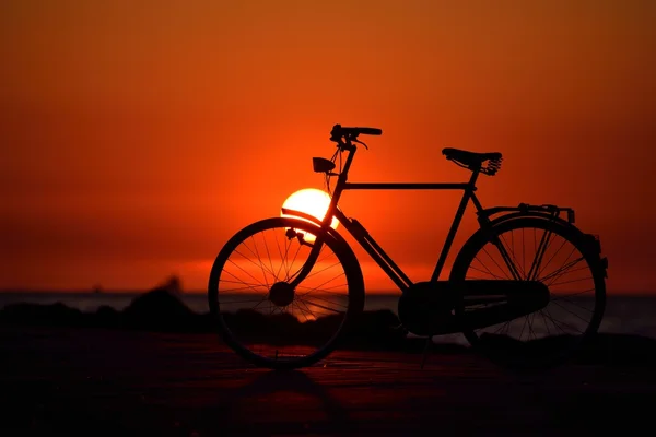 日落时的自行车轮廓 — 图库照片