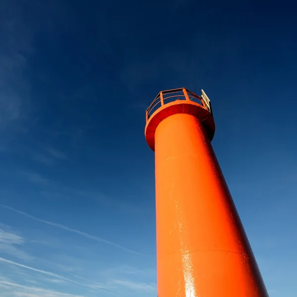 Faro naranja primer plano contra el cielo azul —  Fotos de Stock