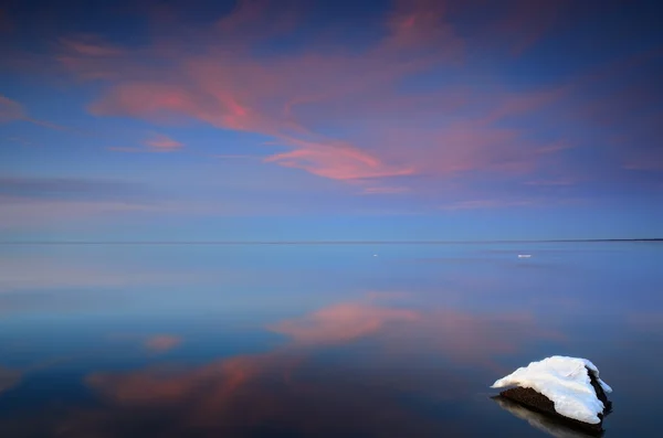 Itämeren rannikko lumisena talvena auringonlaskun aikaan — kuvapankkivalokuva