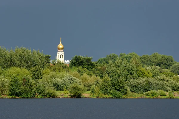 Alte orthodoxe Kirche mit glänzender Kuppel vor stürmischem Himmel in Riga — Stockfoto