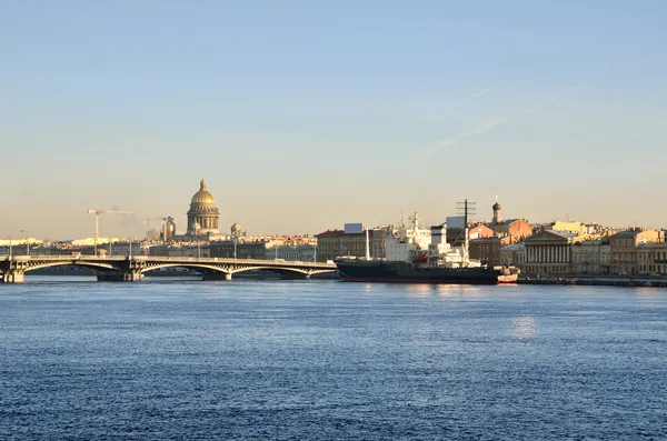 General view on Saint-Petersburg embankment and a ship — Stock Photo, Image