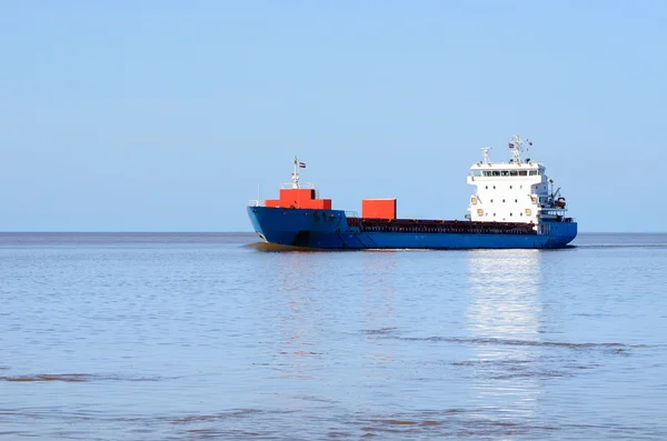 Cargo ship sailing in still water — Stock Photo, Image