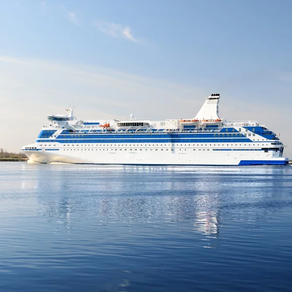 Cruise ferry ship sailing in still water — Stock Photo, Image