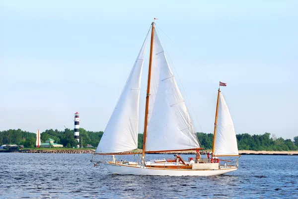 Bílá plachta jachtu plachtění. Riga, Lotyšsko — Stock fotografie