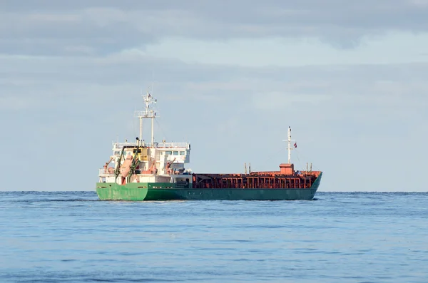 Frachtschiff verlässt Hafen — Stockfoto