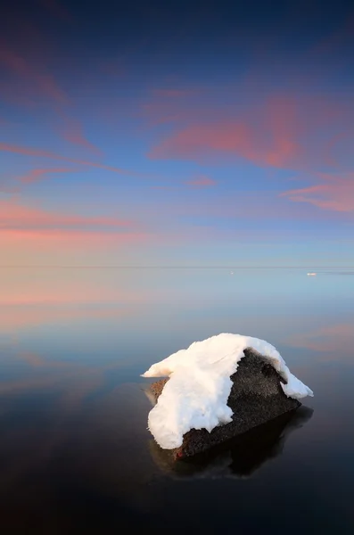 Östersjöns strand i snörik vinter på solnedgången — Stock fotografie