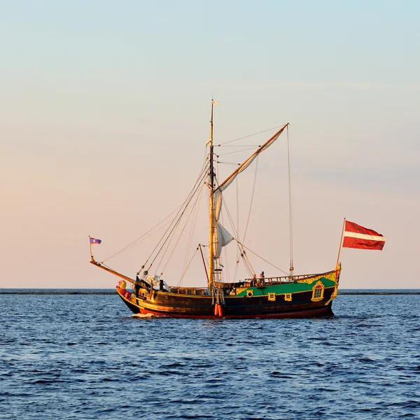 Velho veleiro histórico ao pôr do sol — Fotografia de Stock