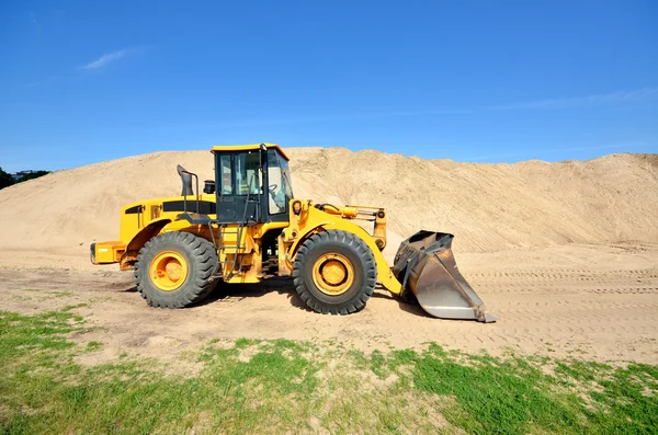 Bulldozer arbetar i sanddyner — Stockfoto