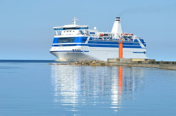 Bateau de croisière naviguant en eau calme — Photo